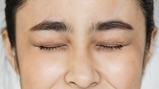 Tips menjaga kesehatan mata bisa Anda lakukan dengan cara sederhana dan praktis. Yuk, simak tipsnya dan pastikan Anda menerapkannya dalam kehidupan sehari-hari!