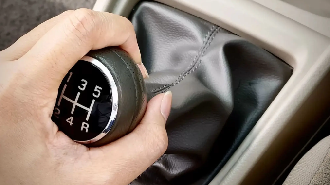 Mobil manual unggul pada kontrol, rasa berkendara, dan biaya yang biasanya lebih ringan. Mobil matic unggul pada kemudahan, kenyamanan, dan kepraktisan di lalu lintas padat.